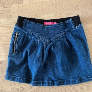 Snygg lågmidjad jeanskjol  - Skit snygg lågmidjad y2k jeanskjol. Jättebra skick. Passar xs, längd: 30cm