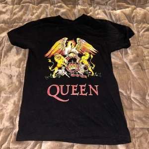 queen t-shirt - jätte snygg queen t shirt jag fick i julklapp för några år sedan, har blivit använd ett antal gånger och lite små fläckar på, annars inga mer defekter!