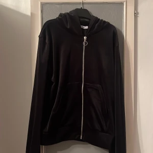 Mjukis zip sweater  - En riktigt skön mjukis zip sweater från lager 157 str S med världens mjukaste material!   Aldrig använd och har även prislappen kvar. 