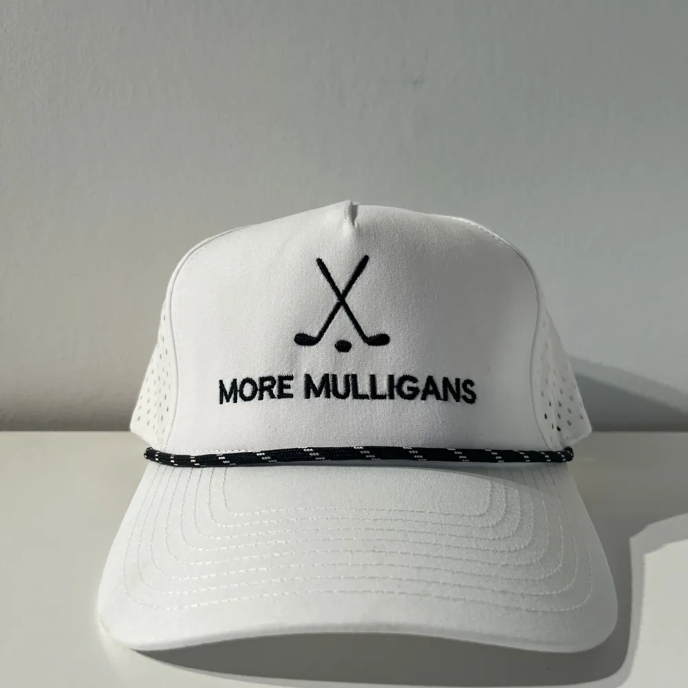 More Mulligans Golf säljer sina kepsar just nu på sin hemsida.  349kr riktigt bra kvalité och stilrena 🤩  Vill du vara snyggast på golfbanan är du bara några klick ifrån 😍🏌️. Accessoarer.