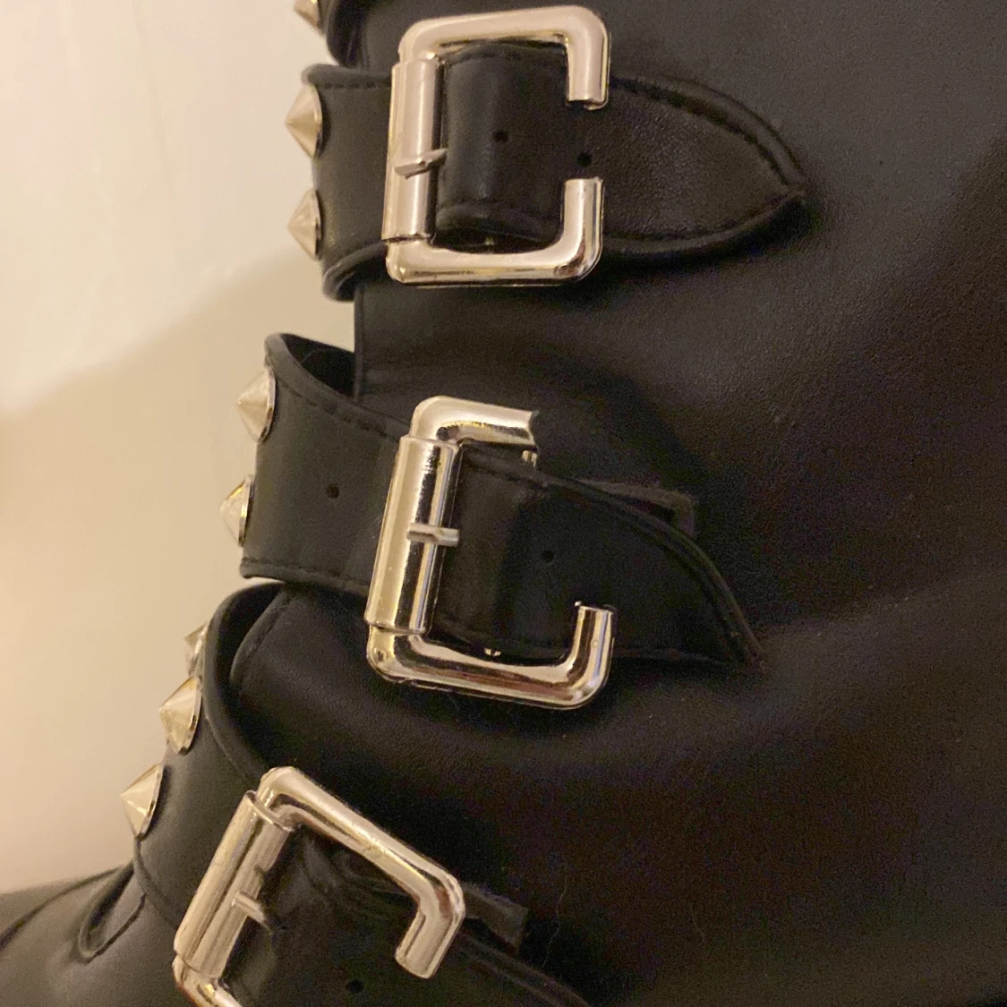 Kängor med platå och spännen - 91