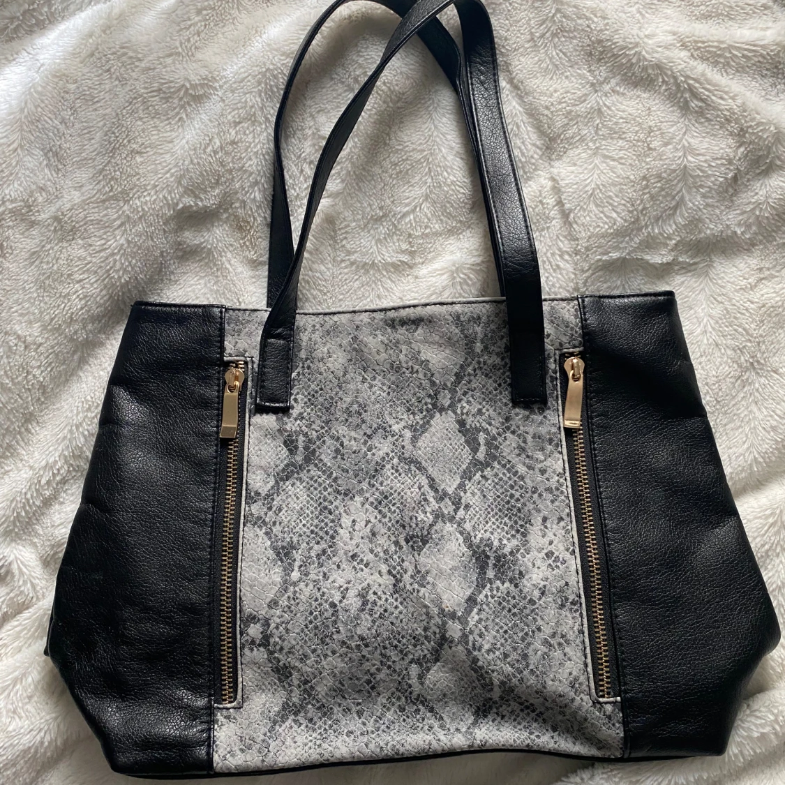 Jättesnygg väska med ormskinnsmönster