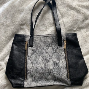 Jättesnygg väska med ormskinnsmönster - Säljer denna supersnygga väska med ormskinnsmönster (inte äkta)🩷Priset kan alltid diskuteras!