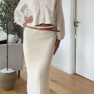 Midikjol  - Somrig benvit kjol från Zara. Storlek M, skulle säga att den även passar S