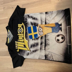Träningströja minion  - En både rolig och skön tröja, storlek: 146-152  kostar 20kr plus frakt 