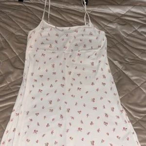 Ny! Klänning från hm - Aldrig använd. Blommig klänning från hm storlek s. Supersöt 