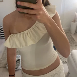 Snygg hm topp - Snygg topp från hm som är endast andvänd 1 gång. Säljer då den inte passar men är otroligt fin