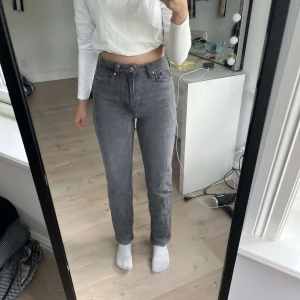 Jeans - En av mina favoriter men tyvärr blivit försmå, sitter väldigt bra i benen och i midjan😁