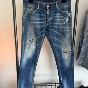 Dsquared jeans - Snygga Dsquared jeans som har blivit för små. Tyvärr slitna mellan benen men syns ej när man har dom på sig och går att sy igen Säg till för fler bilder Size 50/M-L Priset ej hugget i sten 
