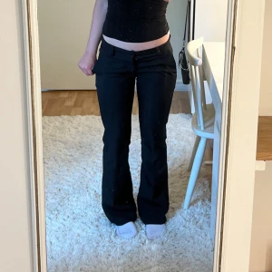Lågmidjade Bikbok kostymbyxor - Säljer dessa lågmidjade flare kostymbyxorna från Bikbok. Har sytt upp dom så de passar mig som är 160cm. Endast använda en gång så i mycket bra skick. Stl 36 men skulle säga att de är 34/32. Lite små för mig som har 34 🩷