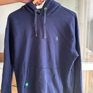 Ralph Lauren hoodie marinblå - Marinblå Ralph Lauren hoodie. Passar 175-185cm. Bra skick!! 