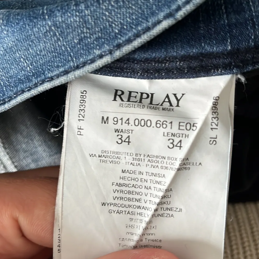 Blåa Replay jeans bra skick 8/10 har lite slitningar och så i knät och i fickorna pris kan diskuteras  . Jeans & Byxor.