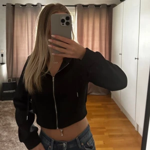 kofta - mysig svart kofta med dragkedja och luva från shein i storlek S!  (ganska kort vid magen)