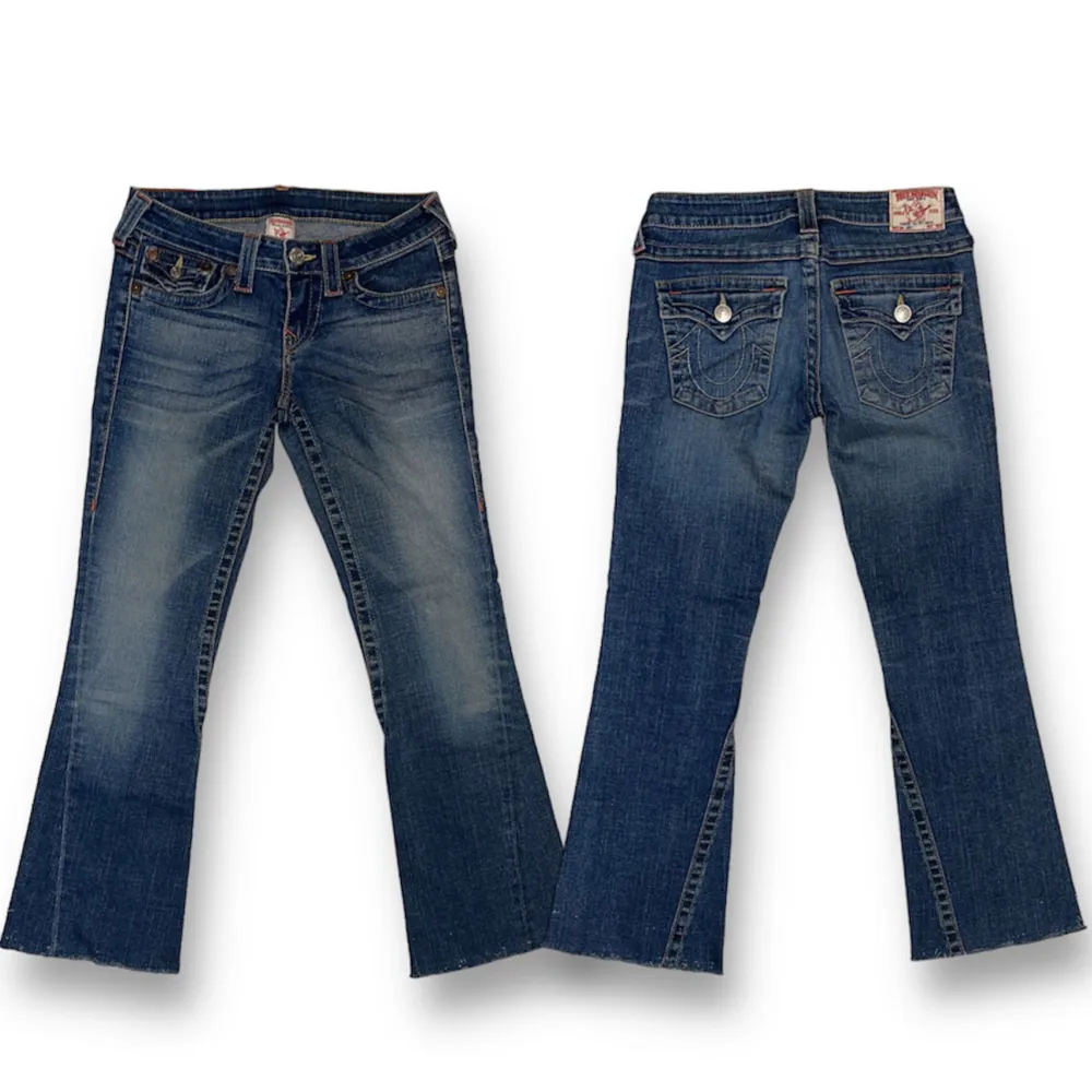 Lågmidjade flared True Religion jeans. Klippta längst nere. W27 [Ytterbenslängd 91cm] [Innerbenslängd 74cm] [Midja 41cm] [Benöppning 23cm]. Jeans & Byxor.