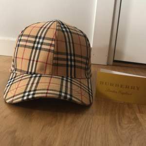 Burberry keps aldrig använd säljer för jag tappa intresset för kepsen ingen prutning kan tänka mig att sänk pris