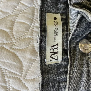 Grå jeans - Supersnygga grå jeans från zara i superbra skick skulle säga att dem passar dem som har storlek M. Säljer då även dom hör byxorna blivit för stora för mig💞
