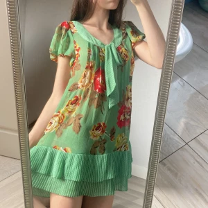 Klänning - Så fin grön färg blommig klänning med rosett och fina detaljer! Små puffiga ärmar🌸Så skönt material😫Helt perfekt till sommaren!💓
