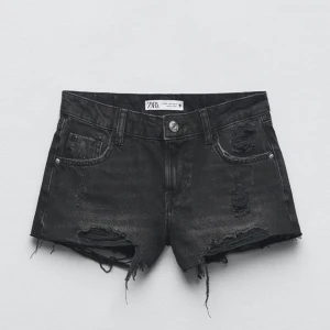 Zara shorst - Lågmidjade svarta shorts ifrån zara, nyskick! Slutsålda