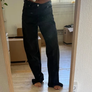 Monki Low Waist Jeans - Monki lågmidjade jeans i storlek 24, superfina och i mycket bra skick.