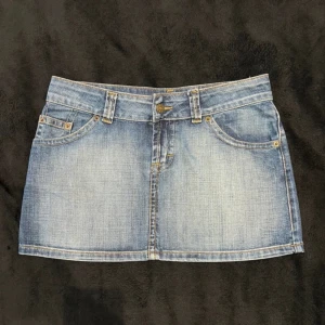 Lågmidjade jeans kjol - Väldigt snygg jeans kjol som var alldeles för stor på mig. Kjolen är i storlek 36 men sitter nog mer som en 38💕Hör av dig vid frågor!