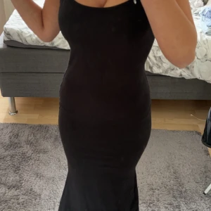 svart klänning  - Svart klänning från shein i storlek XS/S. Aldrig använd utan bara testad, skick 10/10 Den är lite kort för mig som är 1,67cm