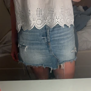 Jeans kjol - Jeans kjol ifrån zara. Bara använd en gång så i nyskick❤️
