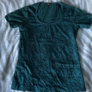 Spets t-shirt - Fin grön t-shirt💚inte alls genomskinlig💞Fen är i storlek s men hade nog passat flera storlekar då den är väldigt stretchig 