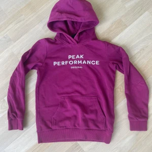 Peakpearformance hoodie - Rosa/lila hoodie från PeakPerformance i storlek 150. Bra skick