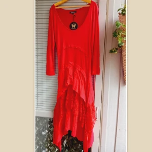 Ny Alice Bizous röd klänning - Röd maxiklänning från Alice Bizous i storlek Xs. 100% viskos. Oanvänd.