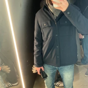 Helt ny overshirt   - Säljer en inprincip oanvända overshirt men foder i som passar perfekt till kall sommar kvällar, Köpt på zara