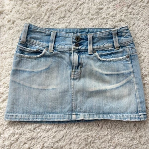 Lågmidjad jeanskjol - Så snygg vintage lågmidjad jeanskjol från american eagle. Stolek 0 skulle säga att det motsvarar xs. Midjemått:36 x2 kjolen totala längd:29. Köp sker via köp nu, jag postar inom 24h. Kvar tills markerad såld 