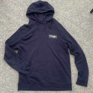 Mörkblå hoodie - Säljer en snygg lite tunnare mörkblå hoodie från Wrangler🤩Perfekt till sommarkvällar!! Strl. L🙌🏻 I bra använt skick, har två små fläckar på framsidan på fickan (se bild 5), vet ej vad det är. Billiga kläder➡️min profil🤗