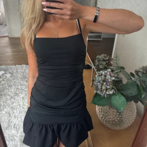 Festklänning  - Perfekta festklänningen till sommaren, okänt märke (lappen är borta)