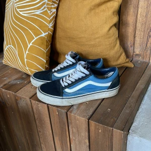 Vans  - Ett par Vans i storlek 39, de är inga skador eller effekt på skorna de är bara lite använda, om du har minsta lilla fundering hör bara av dig då👌👌