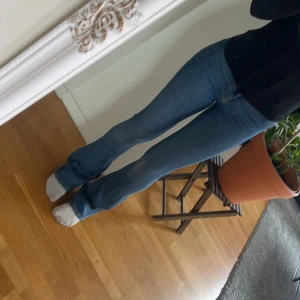 Blåa bootcut jeans - Säljer ett par blåa utsvängda jeans som är i fint och gott skick eftersom dom inte kommit till användning. 🤗🤍Dom är i storlek Xxs men passar mig som är mellan xs-s