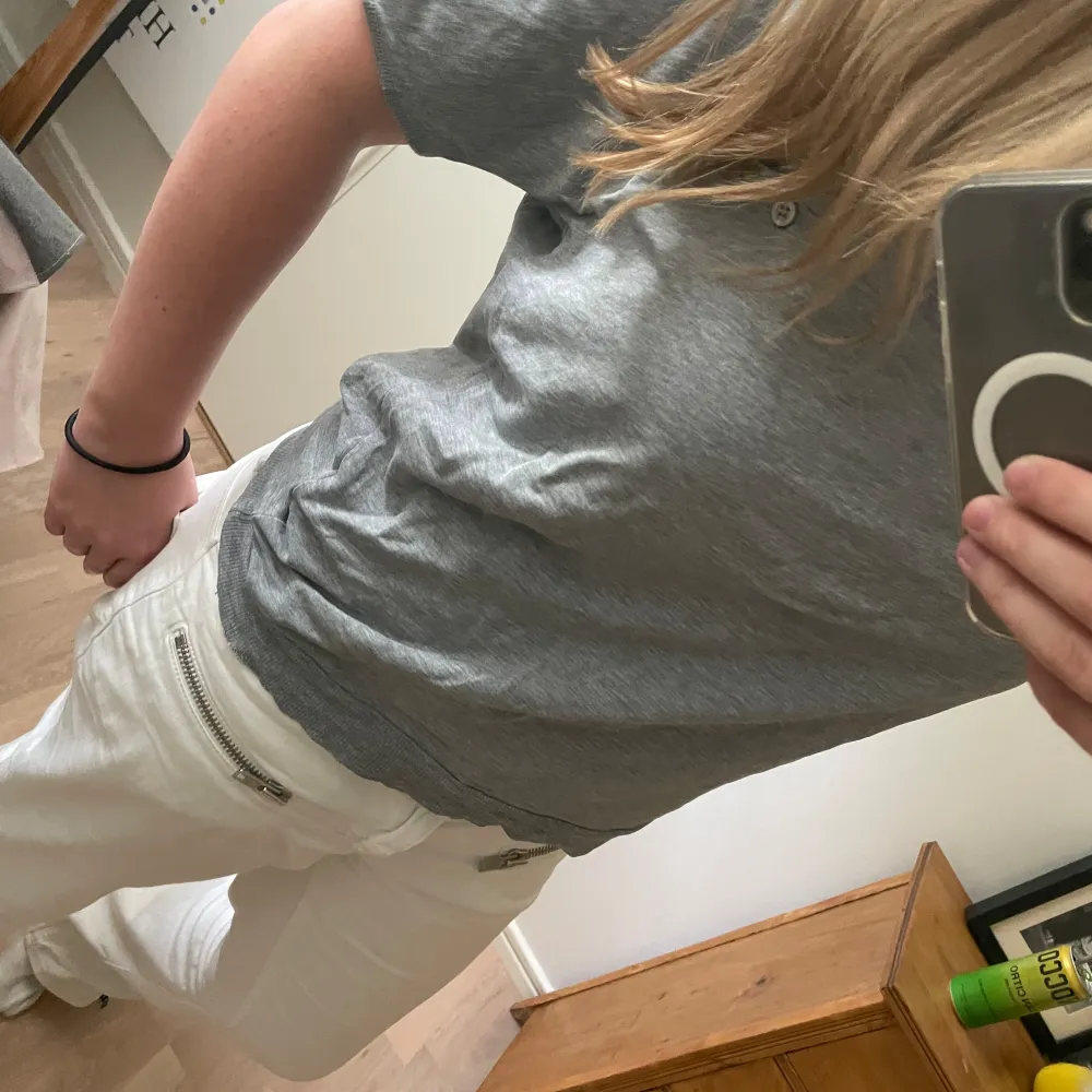 Säljer denna Filippa K T-shirt som inte komme till användning just nu💕 tröjan är i bra skick🙌. T-shirts.