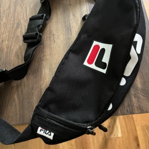 FILA väska - Väldigt bra skick, har knappt använt! Bra med utrymme med flera fickor.