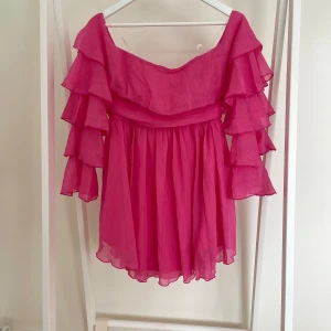 Rosa klänning - Fin miniklänning! Köpt på vinted, aldrig använd av mig då den inte passade och har inga övriga spår av användning. Silver/guldtrådar i, passar perfekt till festival/konsert nu i sommar!