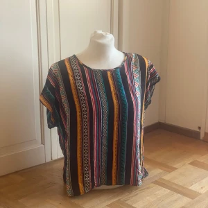 Randig T-shirt  - Fint skick, står storlek XL men tycker den är liten i storleken och har använts som lite oversized på storlek S/M.