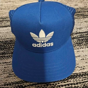 2 st adidas keps nytt frakt fritt står för frakten  - Märke adidas. Aldrig använd. Helt nytt. Passar till alla  Skicka alltid bild innan skickas iväg Står för frakten 