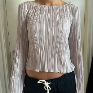 Söt blus - Jättesöt lila blus i skönt tunt material, använd en gång så den är i bra skick, storlek XS men passar även S