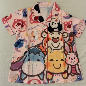 Dosney pyjamas - Disney pyjamas i stl s-m, oanvänd, skriv gärna för frågor och föer bilder.