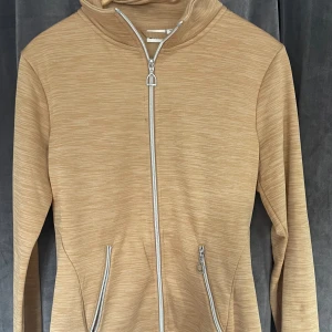 Rid fleecetröja  - Rid fleecetröja från CRW färgen beige. Pris kan diskuteras 