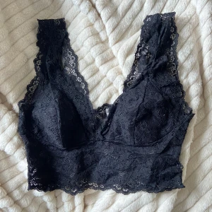 Bralette - Säljer denna fina bralette i spets från Pieces. Storlek S. Den har ett litet hål som knappt syns (vid sidan till vänster), därav lägre pris. Den är perfekt att ha under en genomskinlig tröja eller liknande! Köpt för 249, säljer för 70kr.