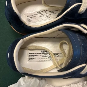 Blåa maisonmargielas  - Riktigt feta blåa maisonmargielas i storlek 43👊De är helt nya, köpte från farfetch för 840$🙌 Kvitto finns skriv om ni vill se det🤝Vid några frågor eller om ni vill ha fler bilder är det bara att skriva 😄🙌