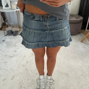 Lågmidjad kjol  - Så snygg lågmidjad jeanskjol😇