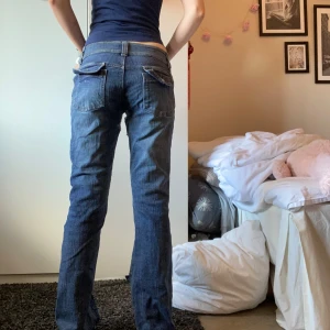 Jeans  - Saknas en knapp på ena bakre fickan. Slitning och hål mellan benen (se sista bilden). Midja 78cm, innerben 81cm, jag är 169🍓