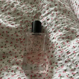 L’eau de rose perfym  - En rosig perfym lite åt äldre kvinna vibe  Men väldigt mjuk varm doft men samt väldigt skarp i början så krävs inte så mycket per andvändnig håller väldigt länge på mig 30 ml vet inte vad jag köpt den för då den köptes utomlands 