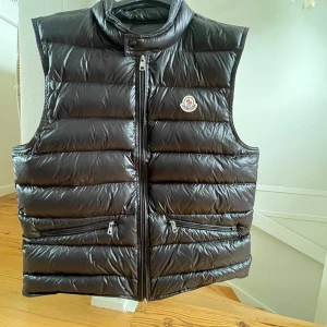 Moncler väst - Äkta, Säljer min moncler väst för jag använder inte den mer så hänger bara i garderoben,storlek 3 passar mellan 165-185 priset är inte hugget i Sten! Bara skriv om ni har frågor 