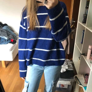 Mörkblå stickad tröja - Så mysig blårandig stickad tröja med en oversize look 🤩🤩🤩storlek S men perfekt oversize både på mig som är XS samt nån som är S ❤️